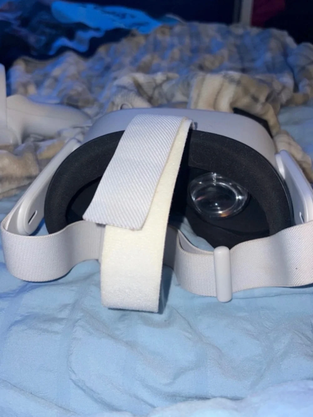 Oculus White Standalone VR Headset with White Controllers
